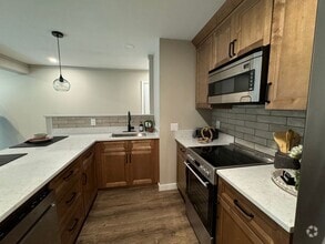 Building Photo - Beautiful One Bedroom Condo - HEAT INCLUDE...