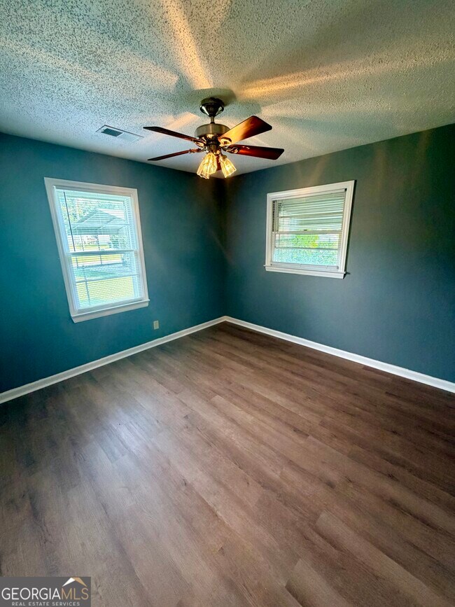 Building Photo - 208 Crescent Dr