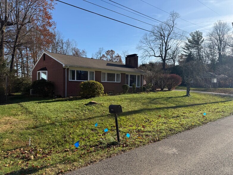 Primary Photo - 1011 Woodland Dr