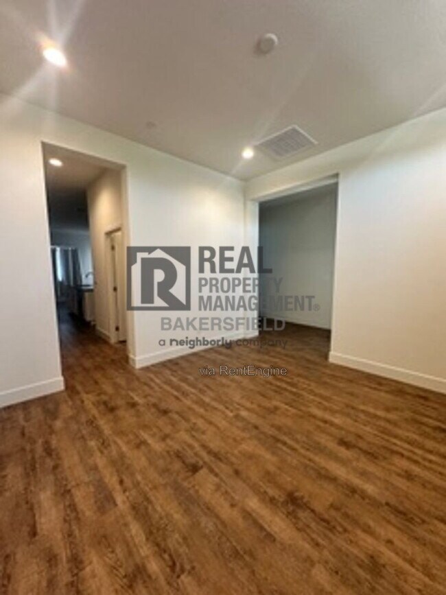 Building Photo - 823 Brookline Ln