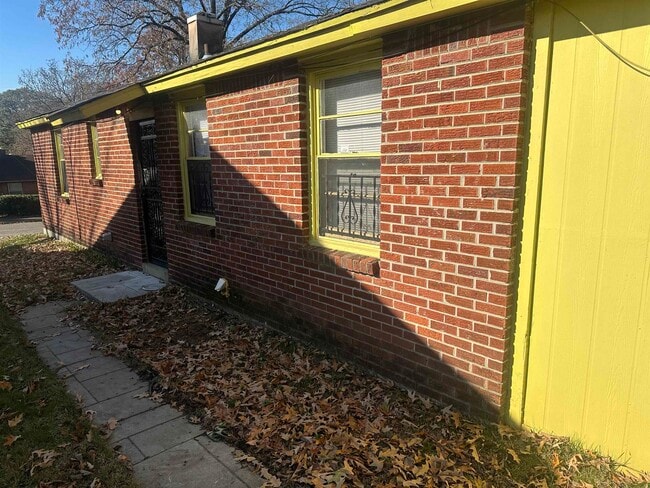 Building Photo - 1533 S Pkwy E