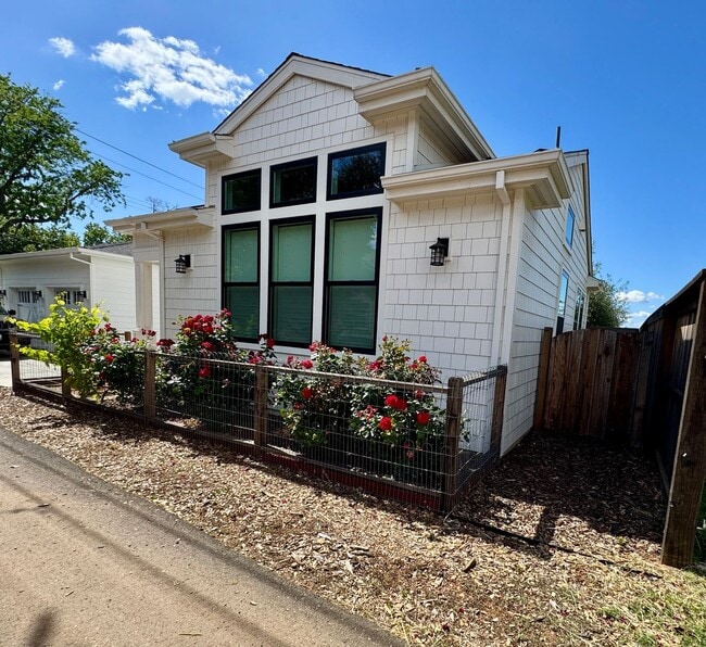 Building Photo - Custom Adorable Cottage Available in Folsom!