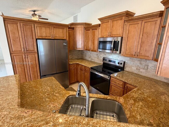 Building Photo - 1525 Estancia Cir