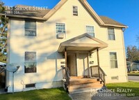 Building Photo - Spacious apartment with a dishwasher and o...