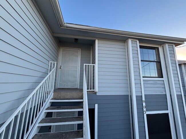 Building Photo - 803 E Fremont St