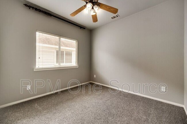 Building Photo - 300 Creekside Dr