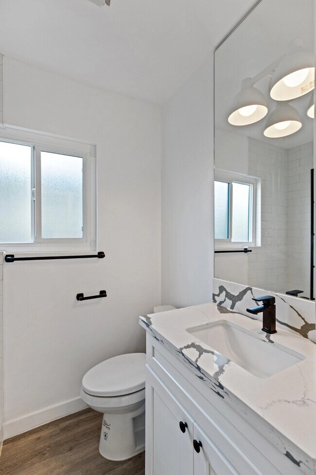 Interior Photo - 4th Ave