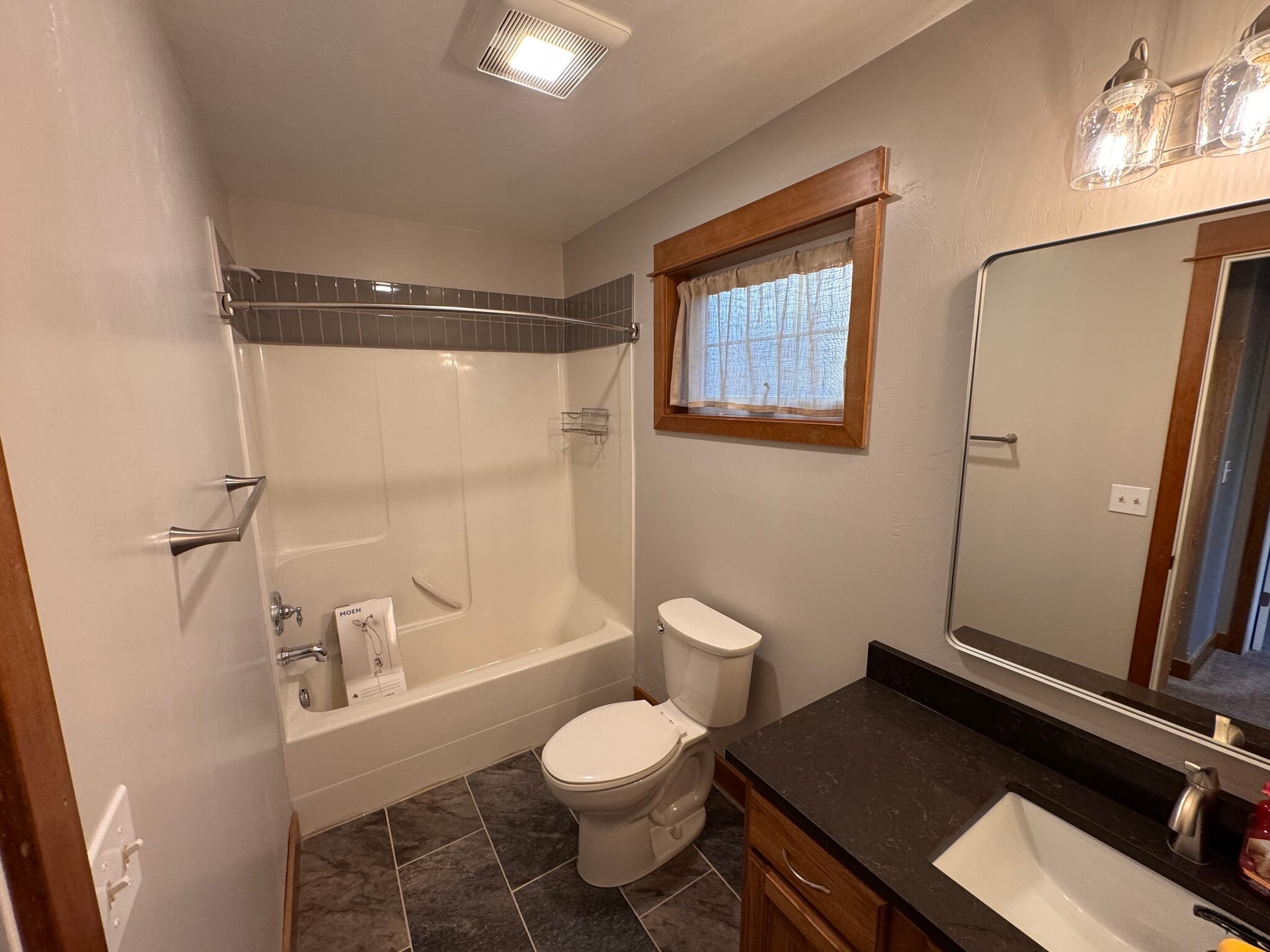 Full Bathroom - 5485 Glenellen Dr