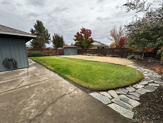 Building Photo - Pristine 3-Bedroom, 2-Bath Home with Moder...