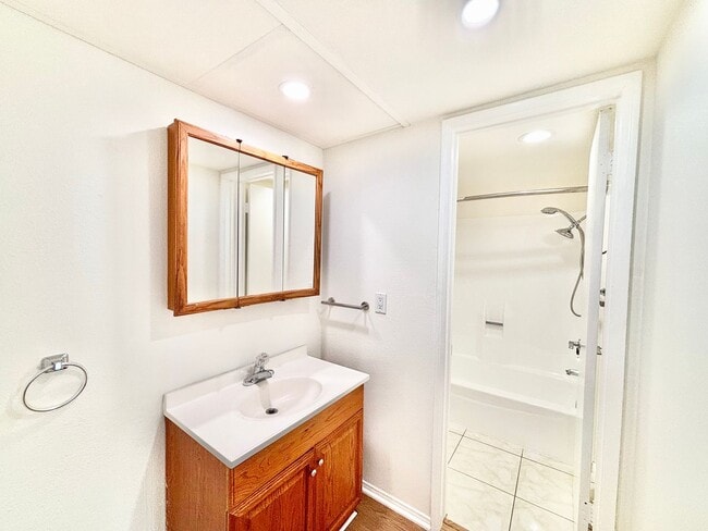 Building Photo - Bright 2 Bed 2 Bath | Surfside Community |...