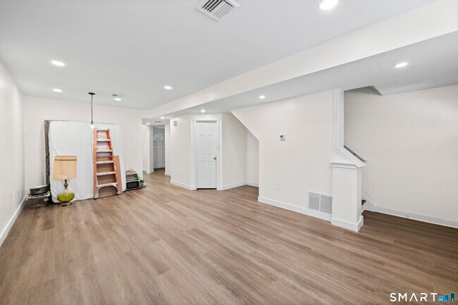 Building Photo - 136 Maple Ave