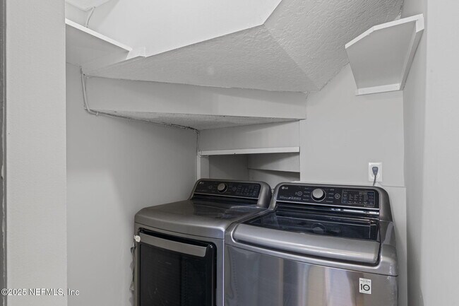 Building Photo - 2300 Twelve Oaks Dr