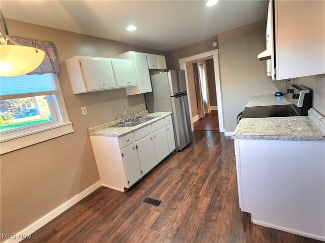 Building Photo - 5085 Frazeysburg Rd