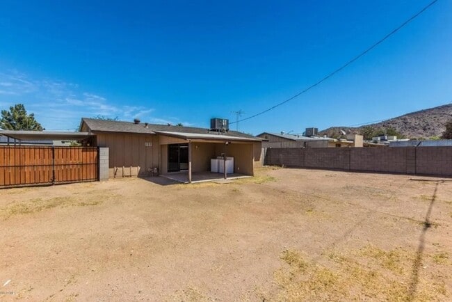 Building Photo - Stunning remodeled 3-bedroom home