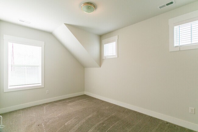 Building Photo - Beautiful 3 Bed/2.5 bath cottage in Chatham Park Available early September