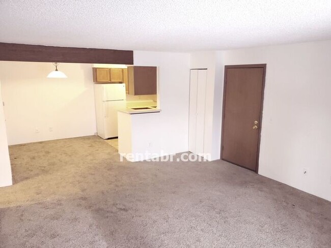 Building Photo - Spacious Snowbird Condo in Lakewood for Re...