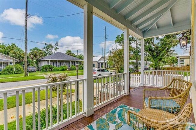 Building Photo - Beautifully renovated downstairs unit!