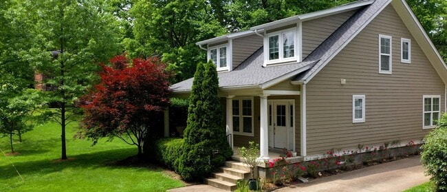 Building Photo - 3 Bed/4.5 Bath Crescent Hill Charmer with 2 Car Garage