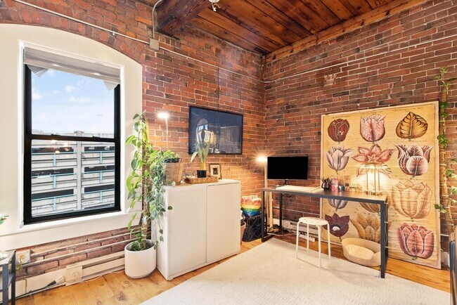 Building Photo - 49 Munroe St