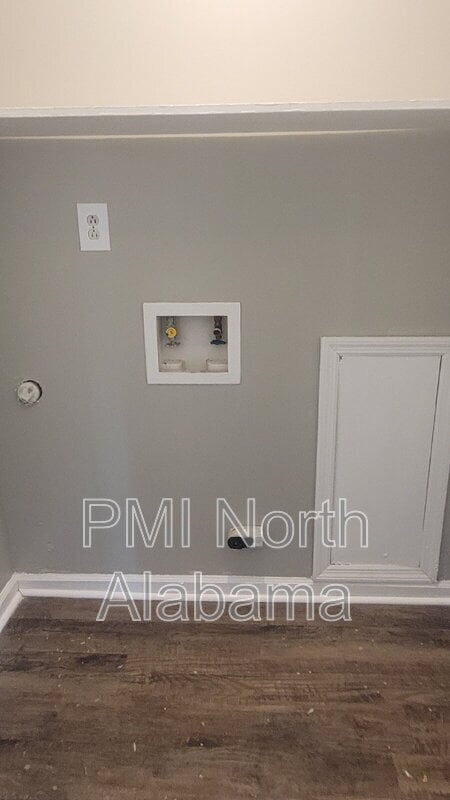 Building Photo - 4428 Bonnell Dr NW