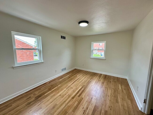 Building Photo - 975 Elizabeth St