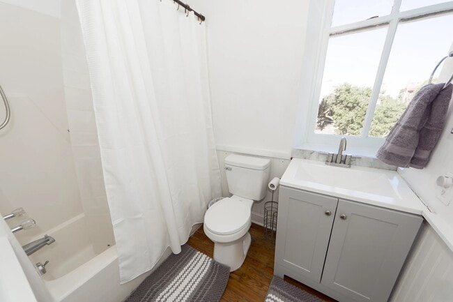 Building Photo - 350 King St