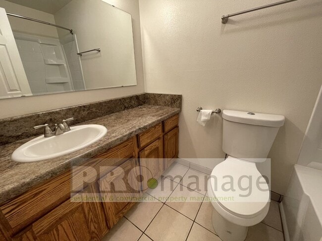 Building Photo - 3 Bed / 2.5 Bath Town Home w/ 2 Car Garage...