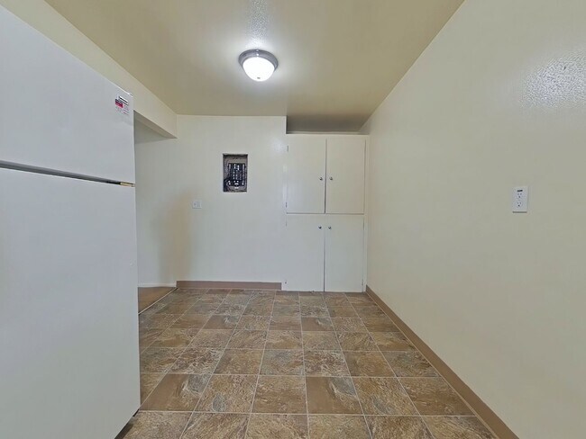 Building Photo - 2 Bedroom Apartment ~ Close to 9th Street ...