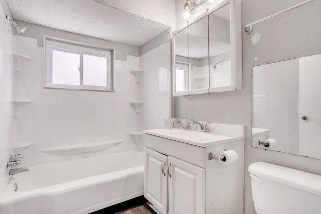 Building Photo - Newly Renovated 4 Bedroom Home in West Lib...