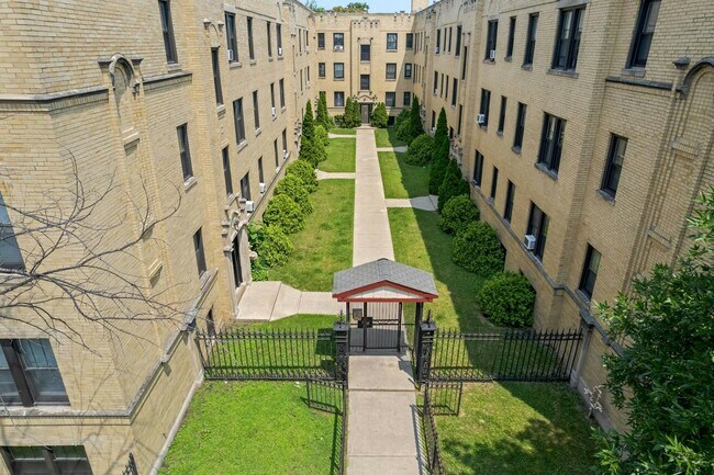 Building Photo - 1944 W Wilson Ave
