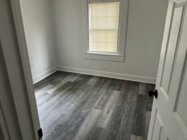 Building Photo - 511 Alford St