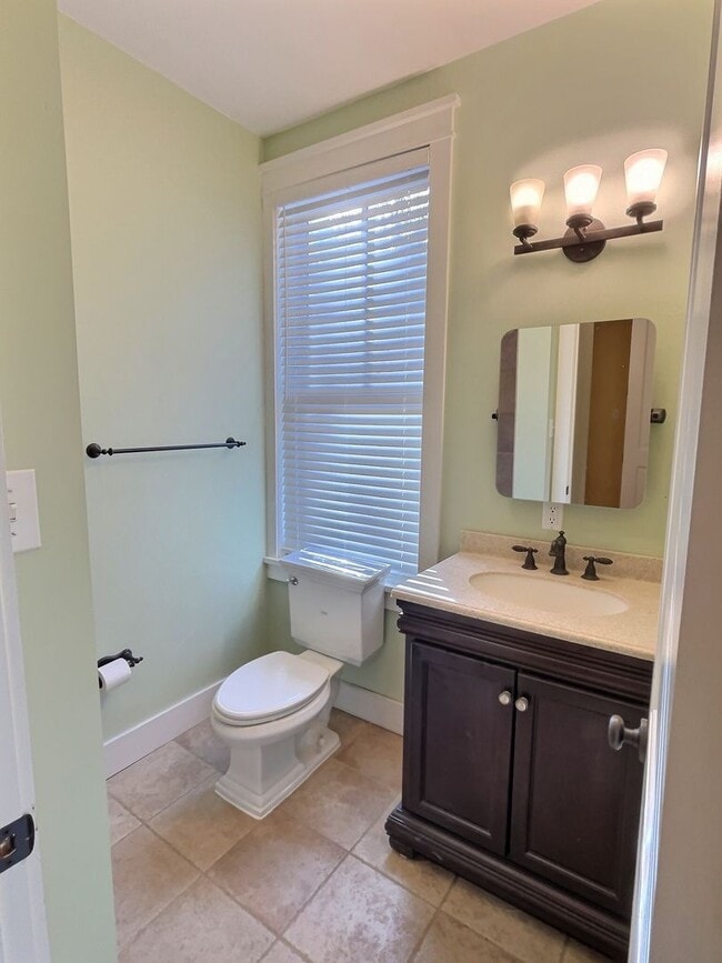 Building Photo - Commercial/Residential 3 Bedroom 3 Bath Cottage Close to Downtown Ocean Springs