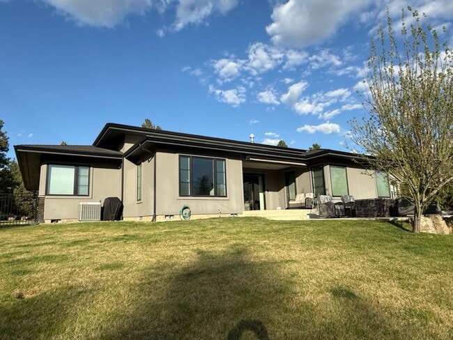 Building Photo - Beautiful and Spacious 3 Bed/2.5 Bath Home on 0.46 Acre Lot in SE Bend
