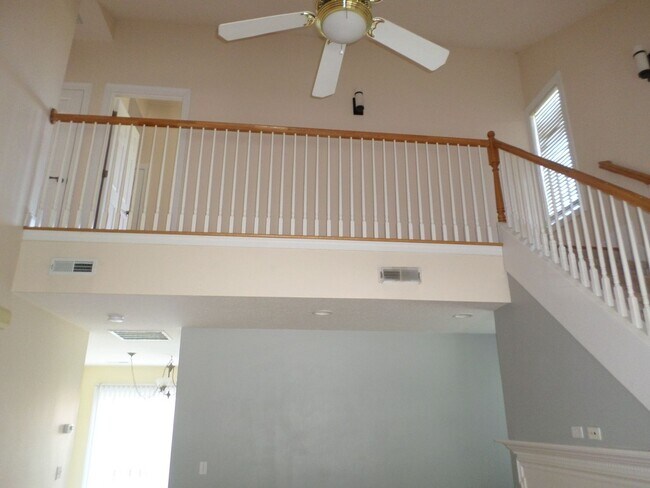 Building Photo - 3 Bedroom 2 Bath Townhouse