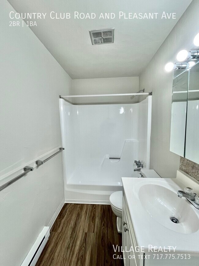 Building Photo - 605 Country Club Rd