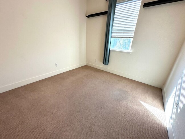 Building Photo - Welcome to modern luxury living in the heart of Midtown Sacramento!