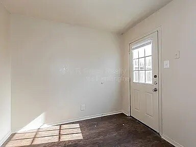 Building Photo - Room in Apartment on Shadydell Dr