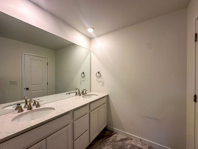 Building Photo - Luxurious 3bd home in Dove Village