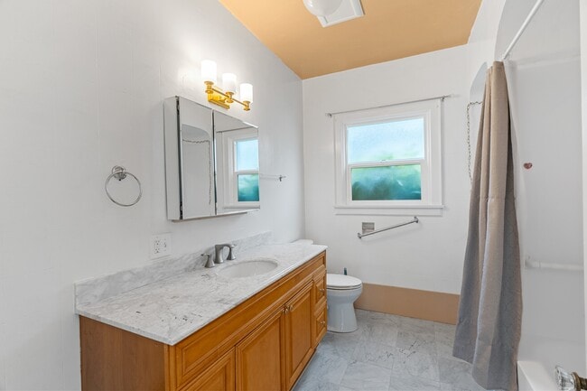 Building Photo - 404 Pioneer Ave E