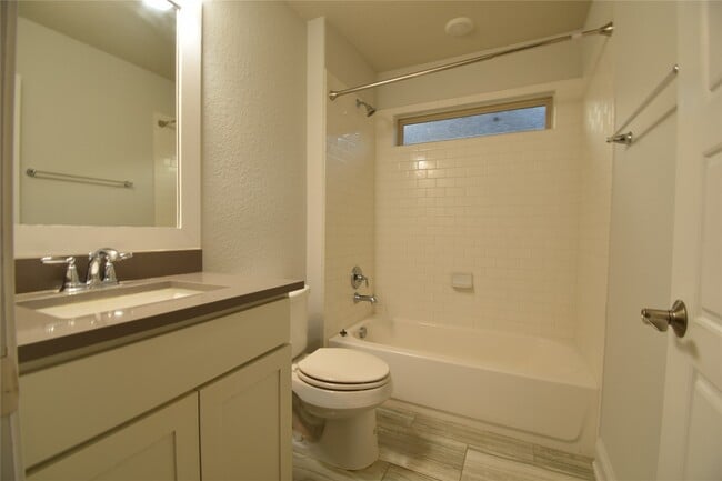 Building Photo - 16643 Highland Country Dr