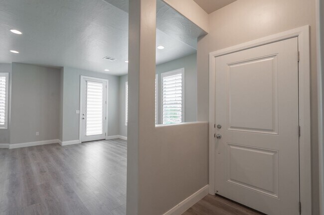 Building Photo - Newer Home in Prime Location with Spacious Layout & Two Living Areas