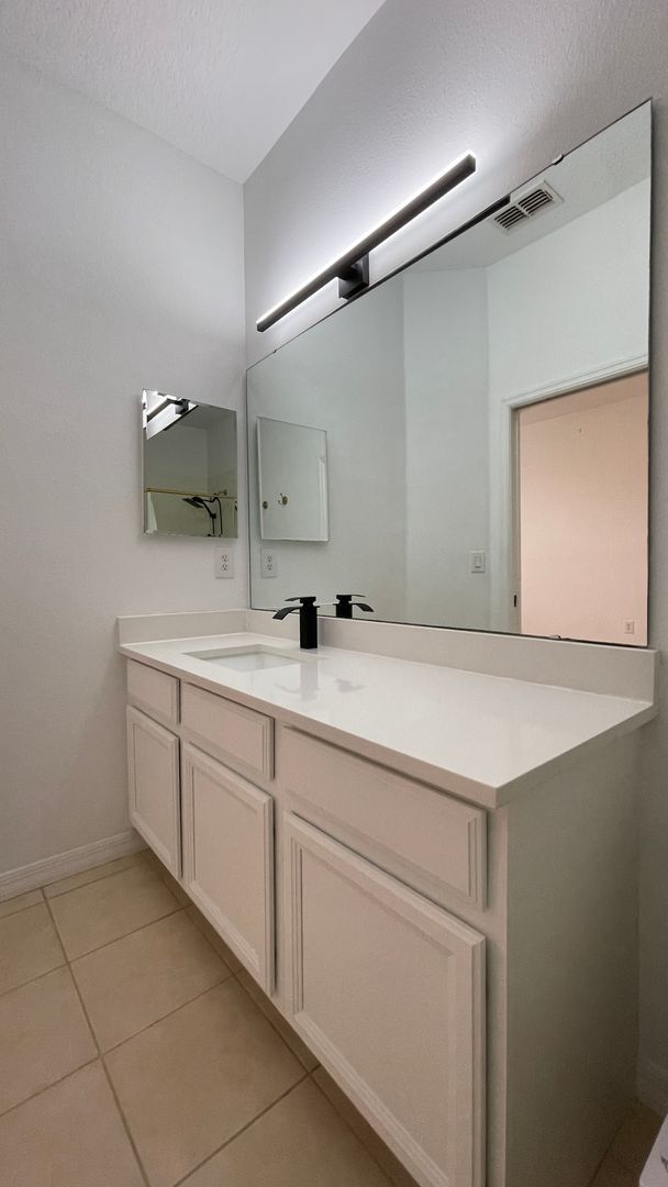 Building Photo - Charming,Pet Friendly 2 Bedroom, 2.5 Bath Townhome!