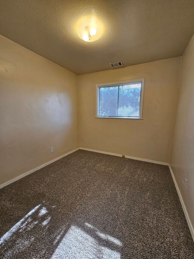 Building Photo - (3) Bed in Core Norman! Pet Negotiable! Av...