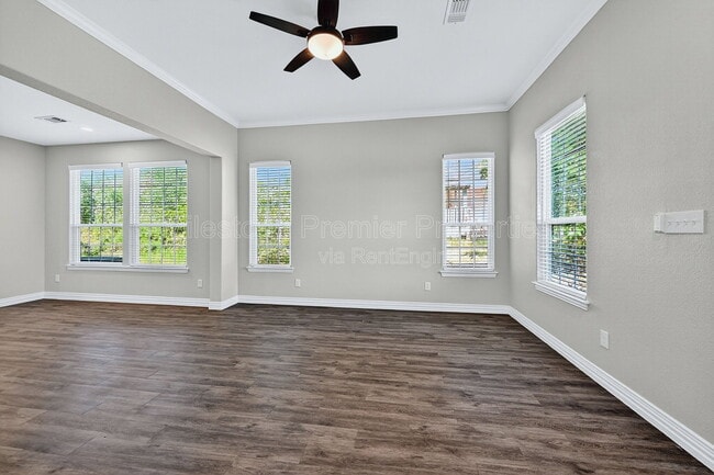 Building Photo - 320 W Bond St