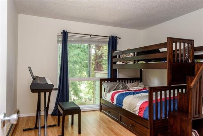 Building Photo - Well Located and Spacious 2 Bedroom 2 Bath Condo in Mountain View