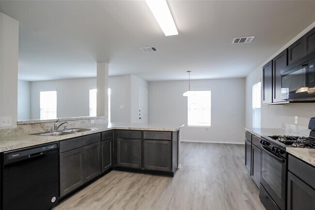 Building Photo - 8807 Red Oak Dr