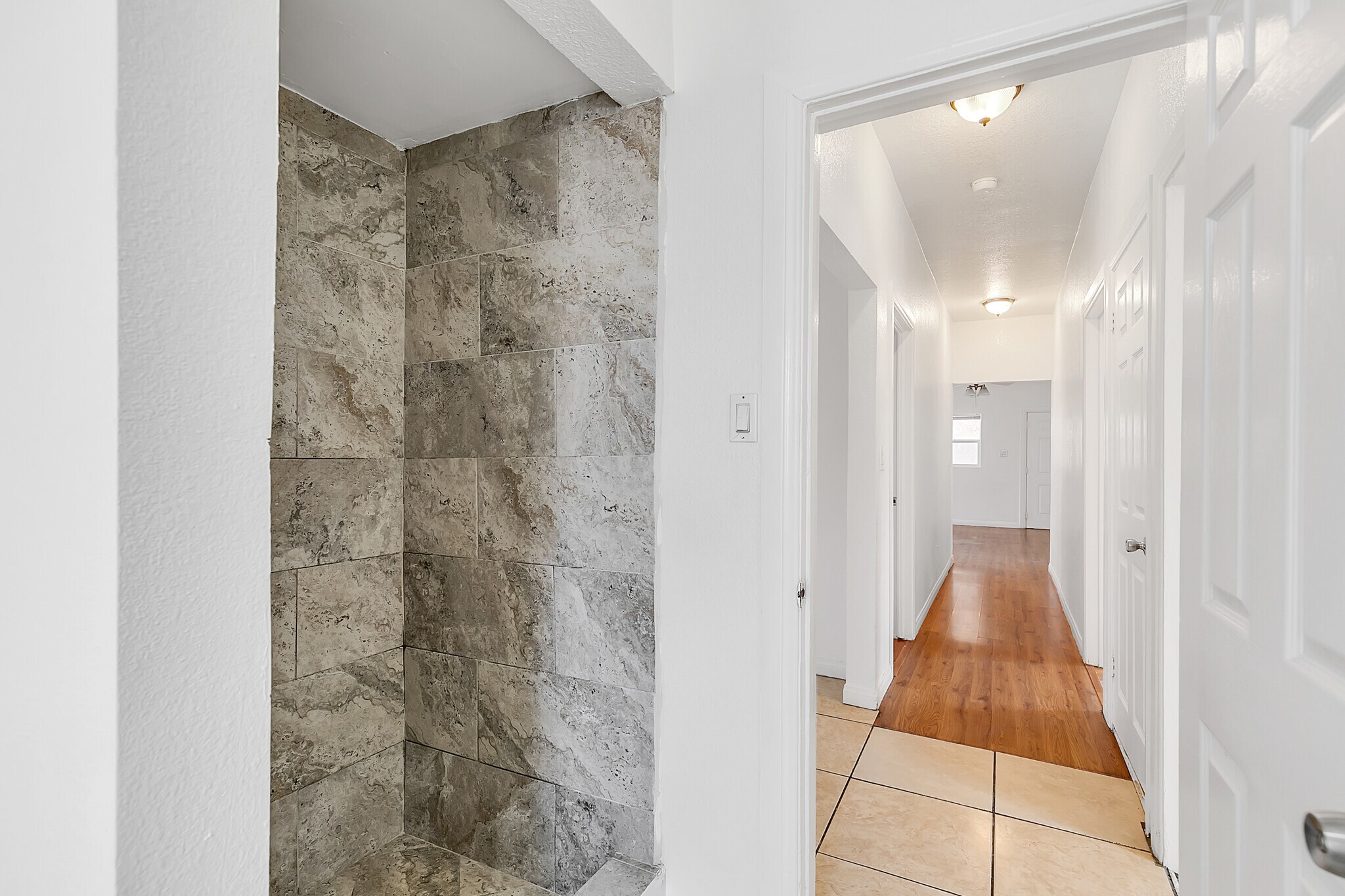 Building Photo - 321 E 84th St