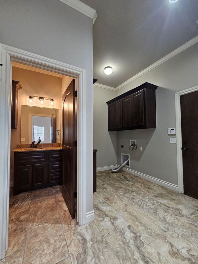 Building Photo - (2) Bed/(2.5) Bath Townhome in Gated Commu...