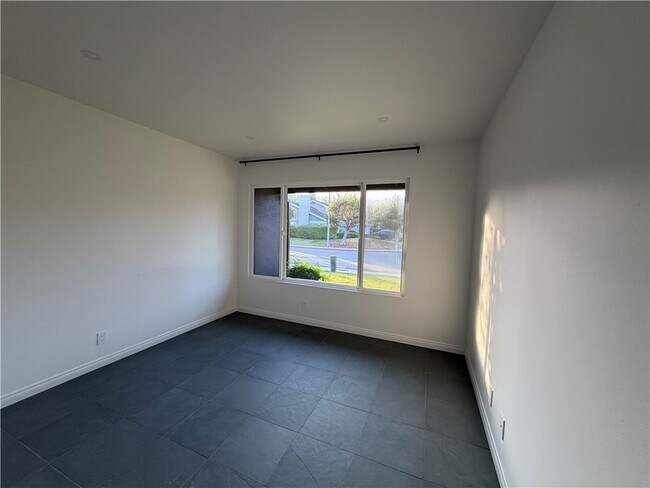 Building Photo - 15999 Via De Las Palmas