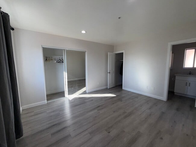 Building Photo - Newly Renovated 3 Bed / 2.5 Bath Apartment...